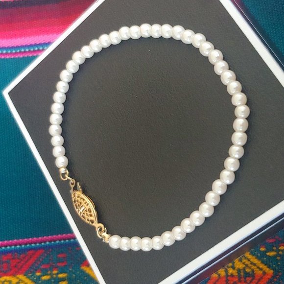 Vintage Petite Faux Pearl Women's Bracelet, 7.5 inches, White/Gold-tone - Picture 3 of 10